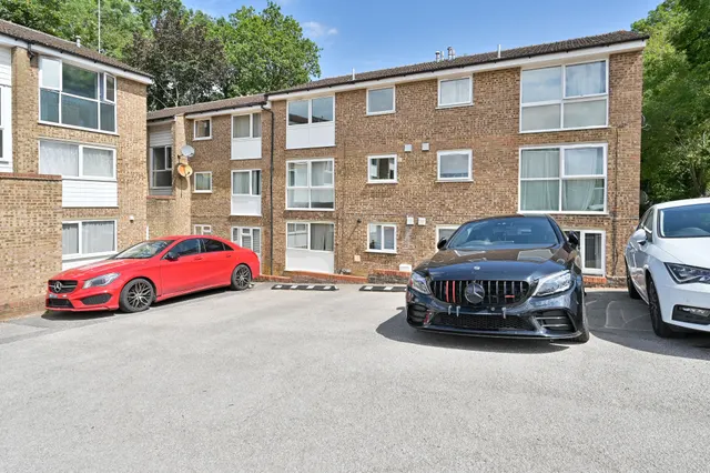 2 bedroom flat — 15 Ashby Court, Hemel Hempstead