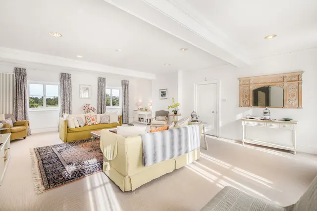 Hampton Court Road, KT8, photo 3