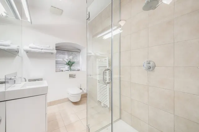 Hampton Court Road, KT8, photo 2