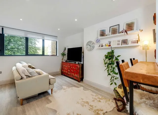 Chiswick High Road, Chiswick, W4, photo 2