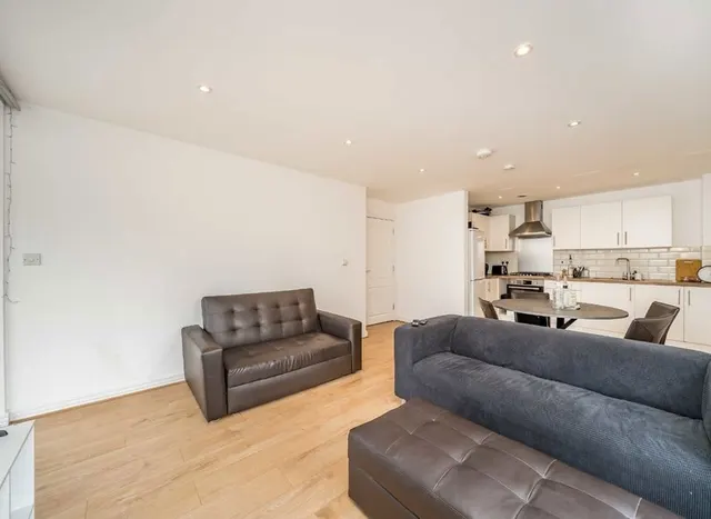 Photo 3 — Annabel Close, Canary Wharf, E14