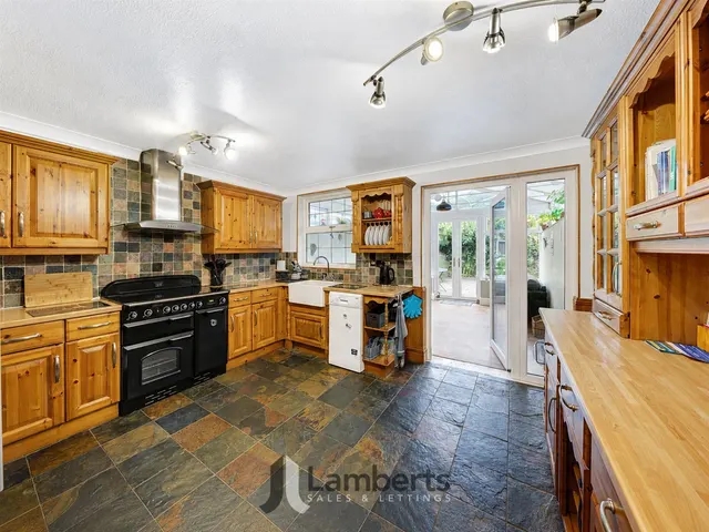 Photo 2 — 10 Linton Close, Redditch