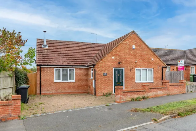 Photo 2 — Lea Way, Wellingborough