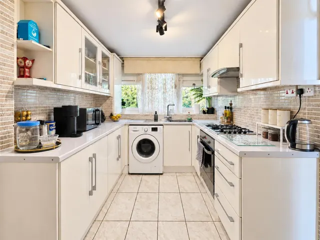 Ferraro Close, Heston, TW5, photo 3