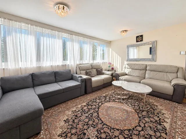 Ferraro Close, Heston, TW5, photo 2
