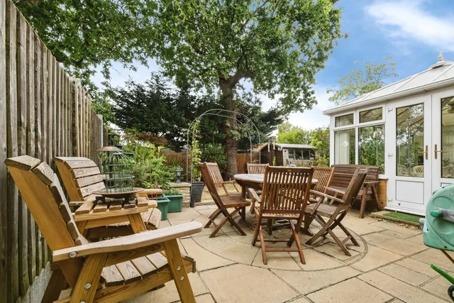 Photo 3 — Catherine Close, Loughton, Essex, IG10