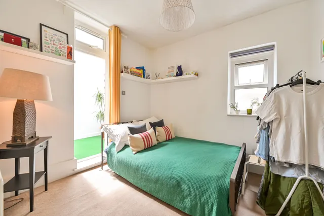 Photo 3 — Flat 3, 166 Rye Lane, London