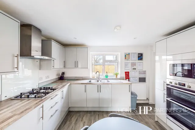 Martyrs Avenue, Langley Green, RH11, photo 3