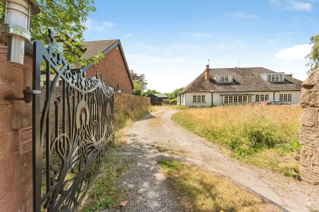 6 bedroom house — Neston Road, Ness, Neston