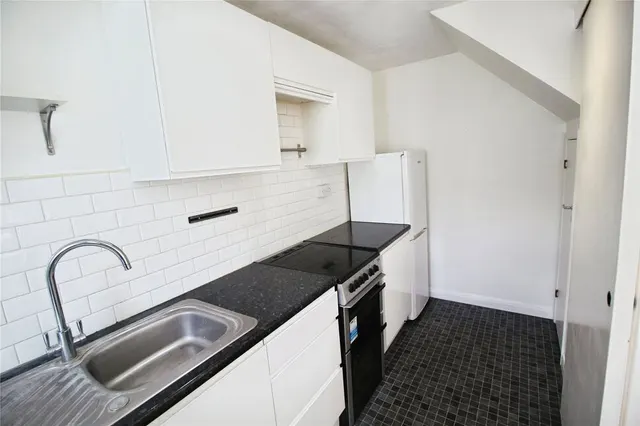 Photo 3 — Heathfield, Basingstoke, Hampshire, RG22