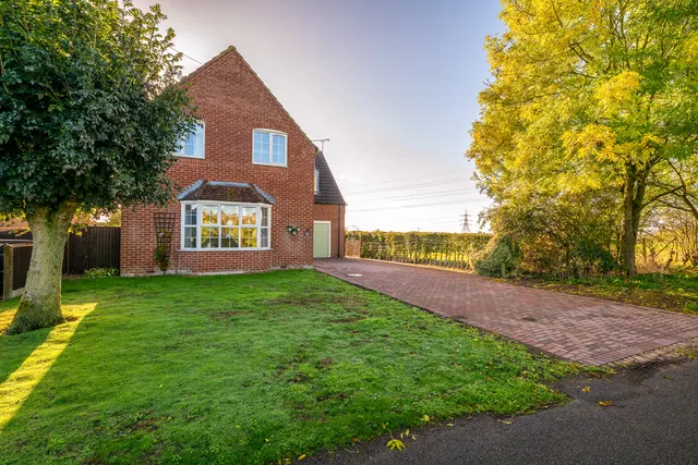 4 bedroom house, 31Trent Port Road, Marton, DN21