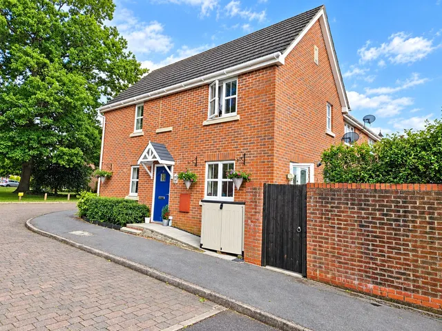 Pheasant Close, Four Marks, GU34, photo 1
