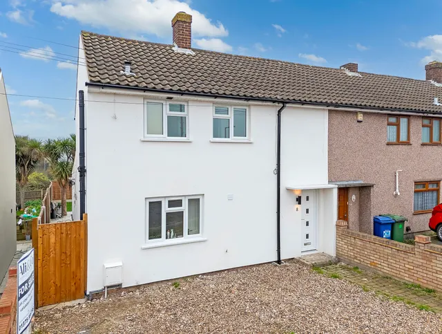 Photo 2 — Silvertown Avenue, Stanford-le-Hope, Essex, SS17 7BT