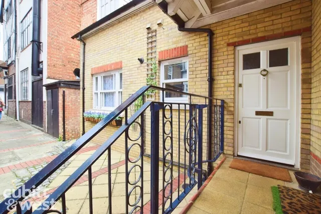 Talbot Lane, RH12, photo 1