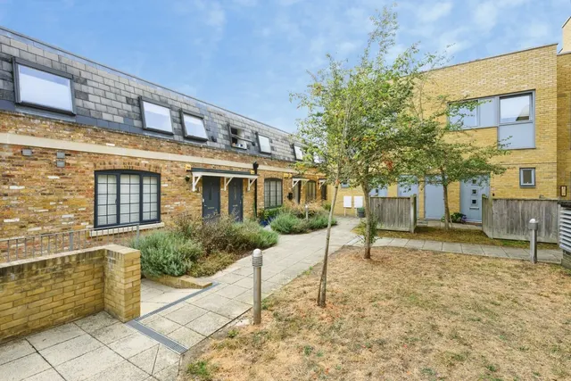 Woodcote Side, Epsom, KT18, photo 2