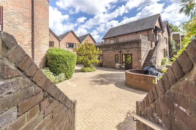 Staple Gardens, Winchester, SO23, photo 2