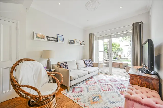 Highworth Road, London, N11, photo 2