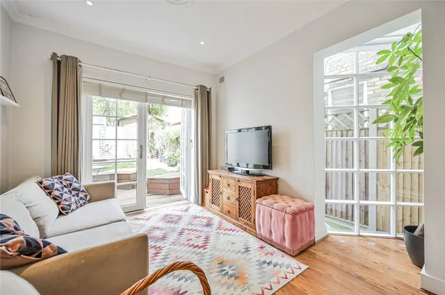 Highworth Road, London, N11, photo 3