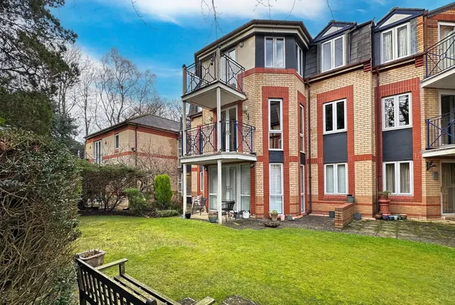 Racefield Road, Altrincham, Cheshire WA14 4AP, photo 1