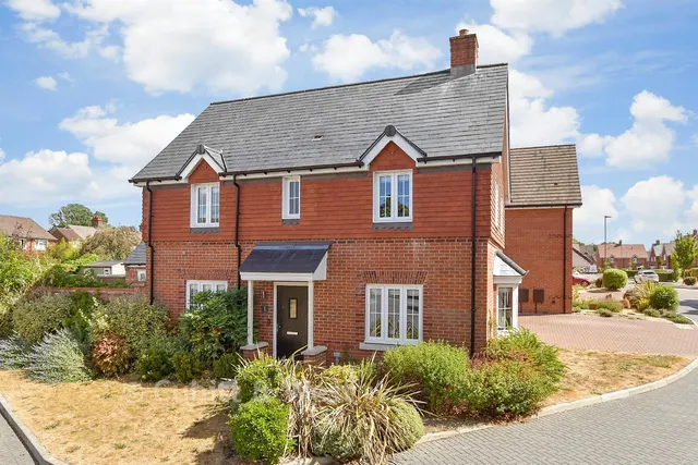 Hewitts Road, Cranleigh, GU6, photo 1