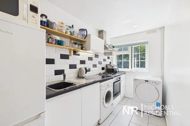 Delaporte Close, Epsom, KT17, photo 2