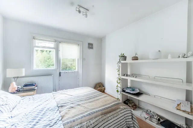 Photo 2 — Flat 4, 41-43 Eardley Crescent, London