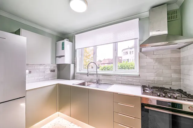 Photo 3 — Flat B, 965 Finchley Road, London