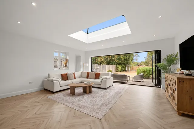 Mayfield Avenue, New Haw, KT15, photo 2