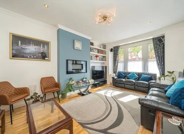 Photo 3 — Nimrod Road, Furzedown, SW16