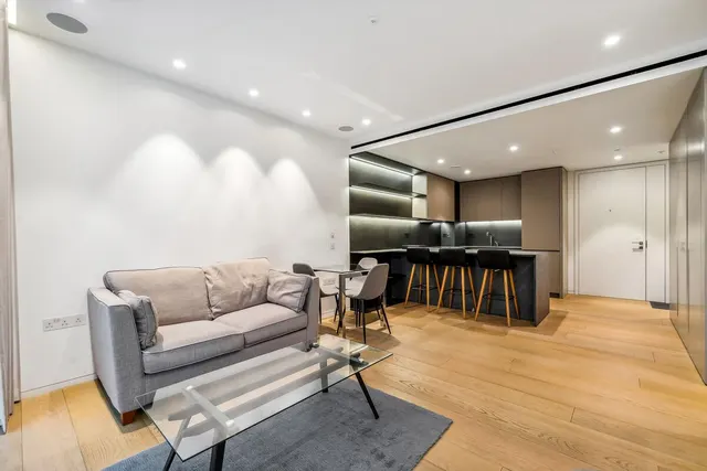 Buckingham Palace Road, Victoria, SW1W, photo 2