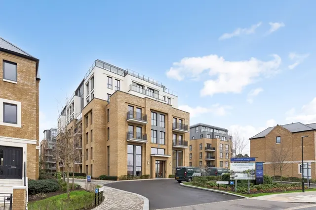 Pinewood Gardens, Teddington, TW11, photo 1