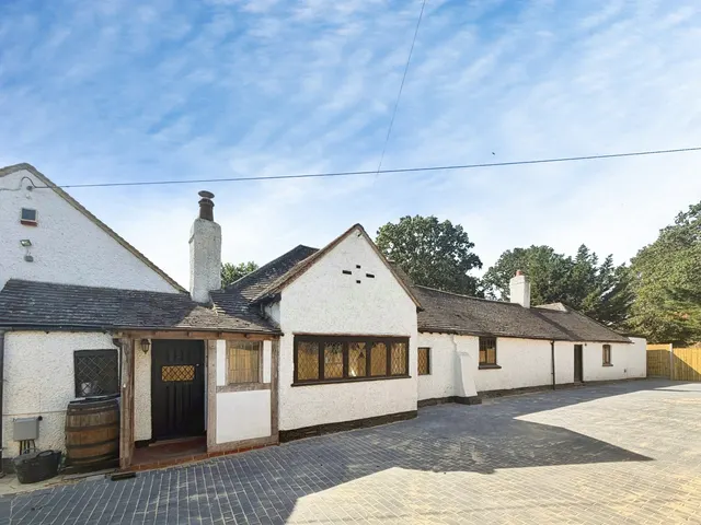 Harpers Road, Ash Green, Surrey, GU12 6JL, photo 1