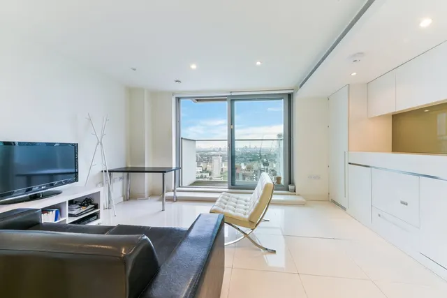 West Tower, Pan Peninsula, E14, photo 1