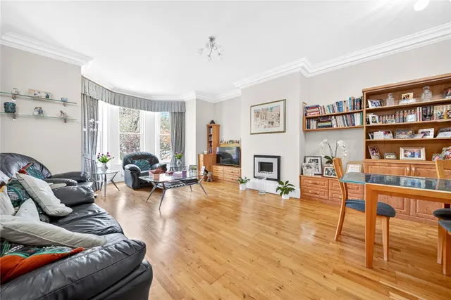 Park Crescent, Roundhay, photo 2