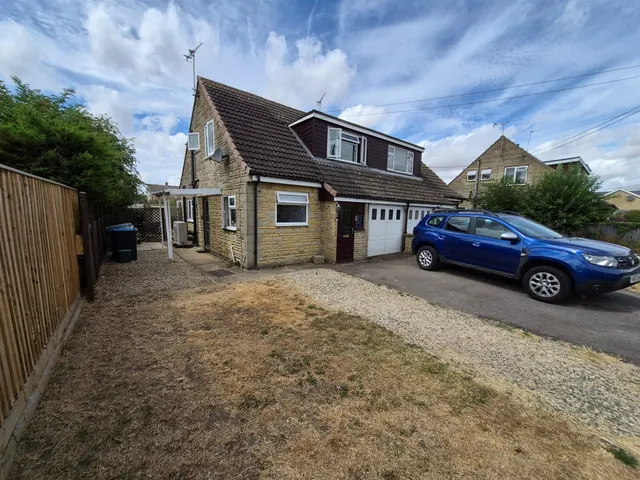 Swinbrook Road, Carterton, photo 1