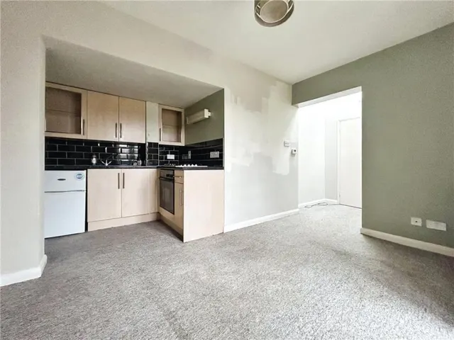 Carisbrooke Road, Newport, PO30, photo 2