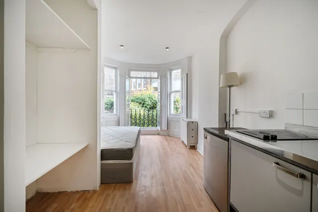 Photo 3 — Flat 3, 22 Marloes Road, London