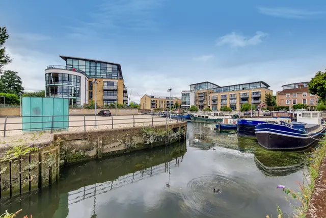 Brentford, TW8, photo 2