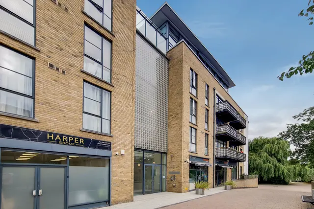 Brentford, TW8, photo 1