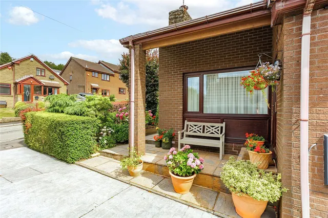 Thorpe Close, Austerlands, OL4, photo 2