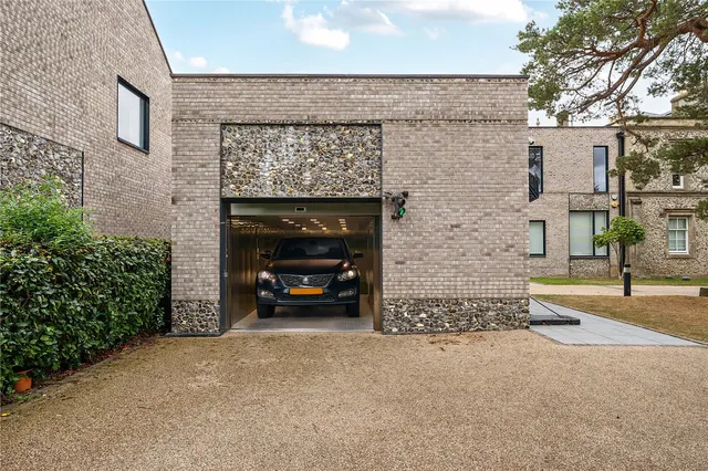 Photo 3 — Westerham Road, BR2