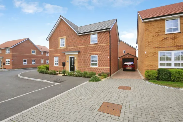 Belmont Place, Hampton Water, Peterborough, photo 1