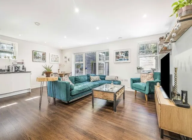 Rosebery Place, Mill HIll, NW7, photo 1