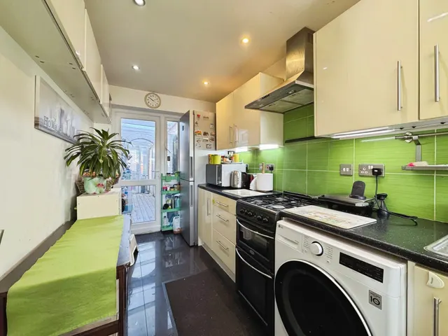 Deans Lane, Edgware, HA8, photo 3