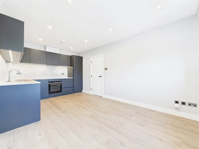 Batavia Road, Sunbury-On-Thames, TW16, photo 3