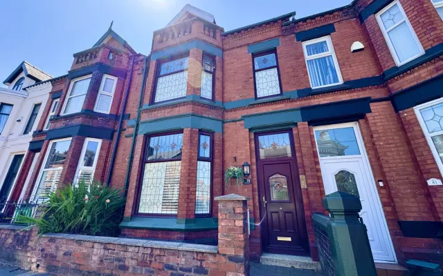 Dentons Green Lane, Dentons Green, photo 1