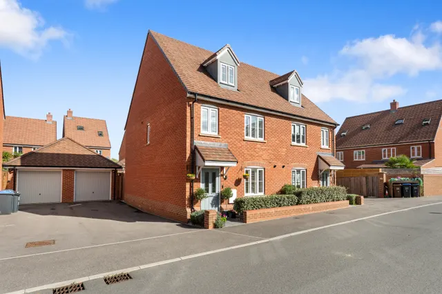 White Cross Drive, Woolmer Green, SG3, photo 1