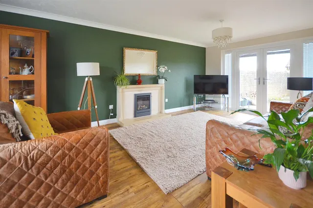 Foxglove Close, Wyke, photo 1