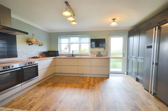 Foxglove Close, Wyke, photo 3