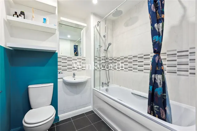 2 bedroom flat — Daneland Walk, London, N17
